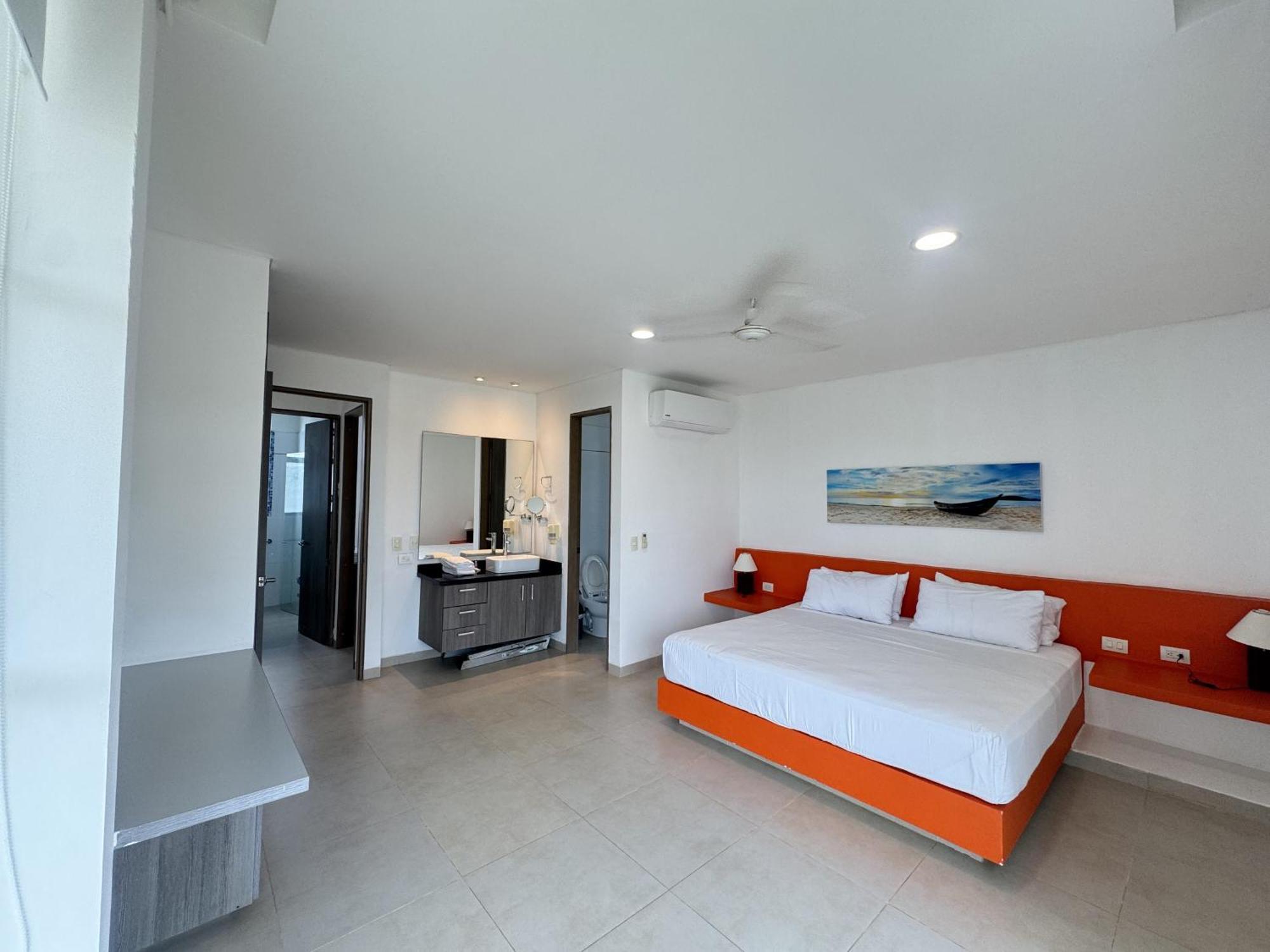 Hotel Marina Puerto Velero 5*