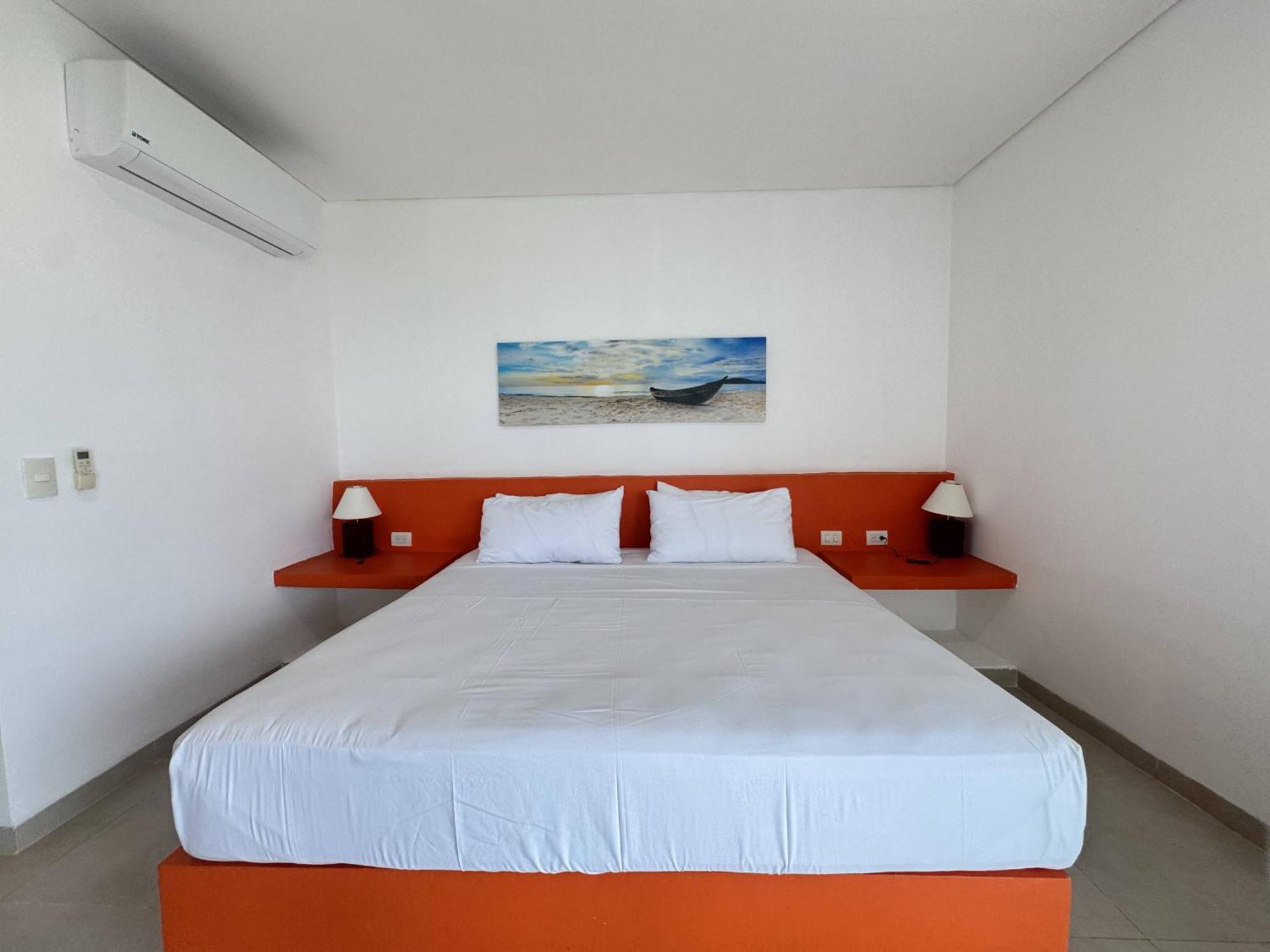 Hotel Marina Puerto Velero